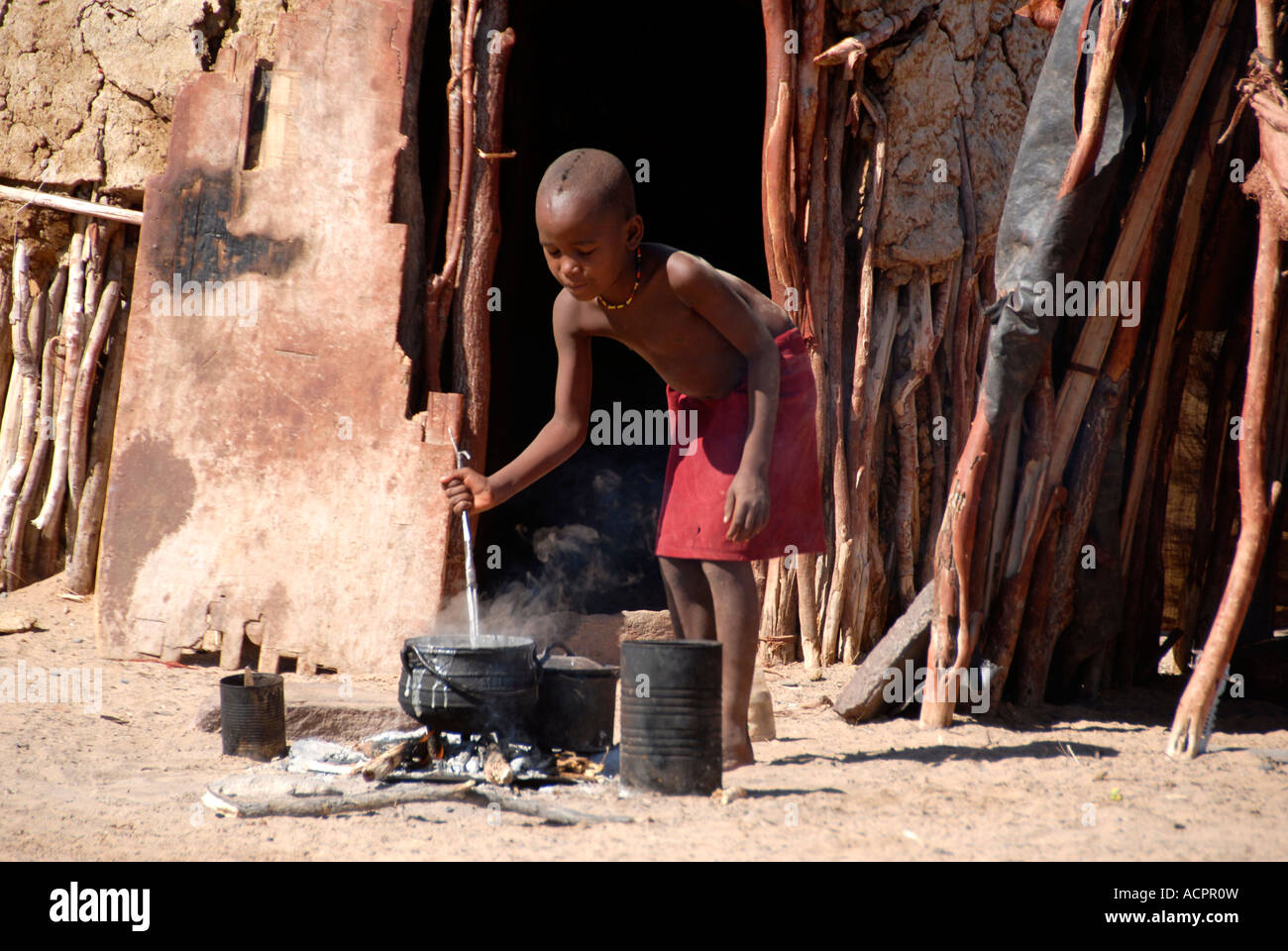 Ragazza Himba mescolando pot Kaokoveld Namibia Africa australe Foto Stock