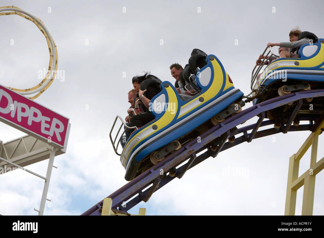 Turisti e villeggianti sul big dipper rollercoaster al Barrys divertimenti in Portrush Foto Stock