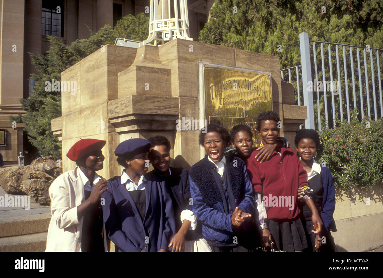 Un gruppo di studenti al di fuori del Transvaal Museum Pretoria Sudafrica Foto Stock