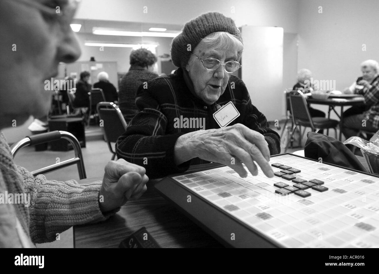 I cittadini anziani a giocare a scrabble gioco di bordo durante un torneo Foto Stock
