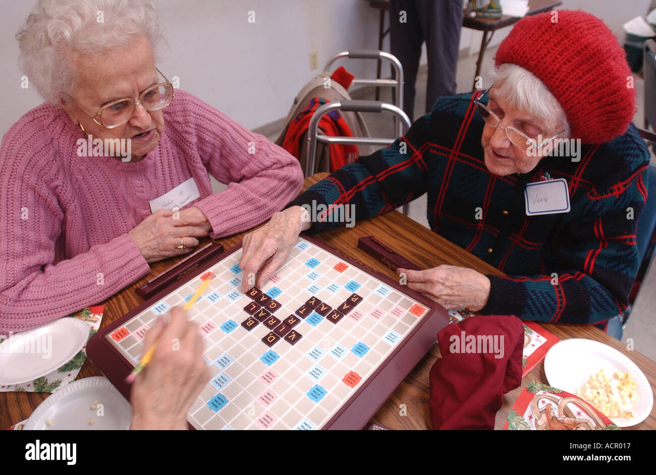 I cittadini anziani a giocare a scrabble board attività di gioco durante un torneo Foto Stock