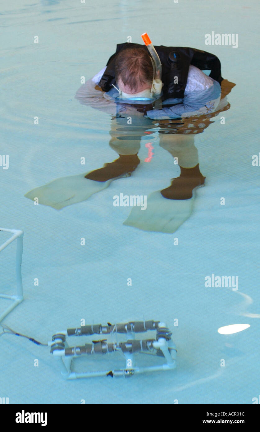 Insegnante di scienze Bob Lizotte orologi come uno studente controllata veicolo azionato in modo remoto nella sua classe di ingegneria sott'acqua. Foto Stock