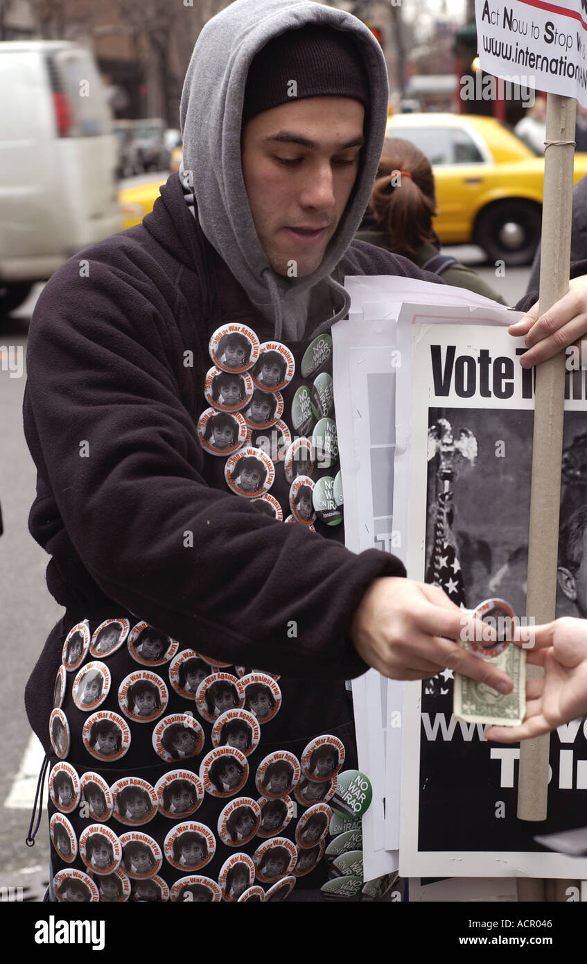 Uomo di vendita i pulsanti di protesta durante una guerra anti rally nella città di new york contro la guerra in Iraq Foto Stock