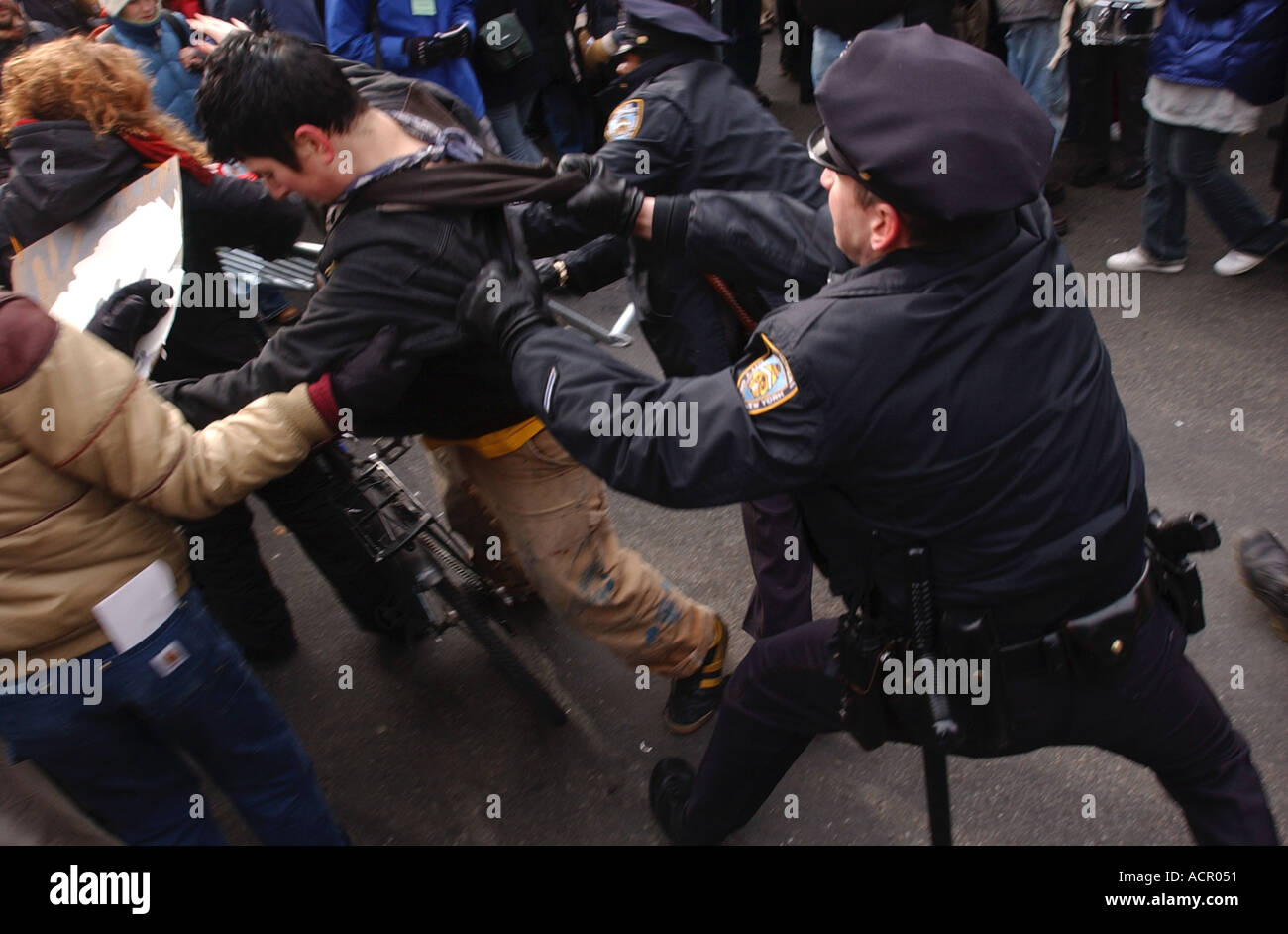 Funzionario di polizia manifestante di arresto durante la guerra anti proteste nella città di New York all'inizio della guerra in Iraq Foto Stock