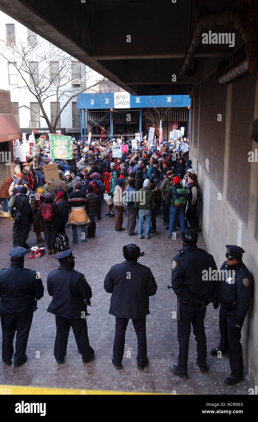 I dimostranti e polizia protesta protestando gli Stati Uniti e la guerra in Iraq in New York City massiccia protesta Foto Stock