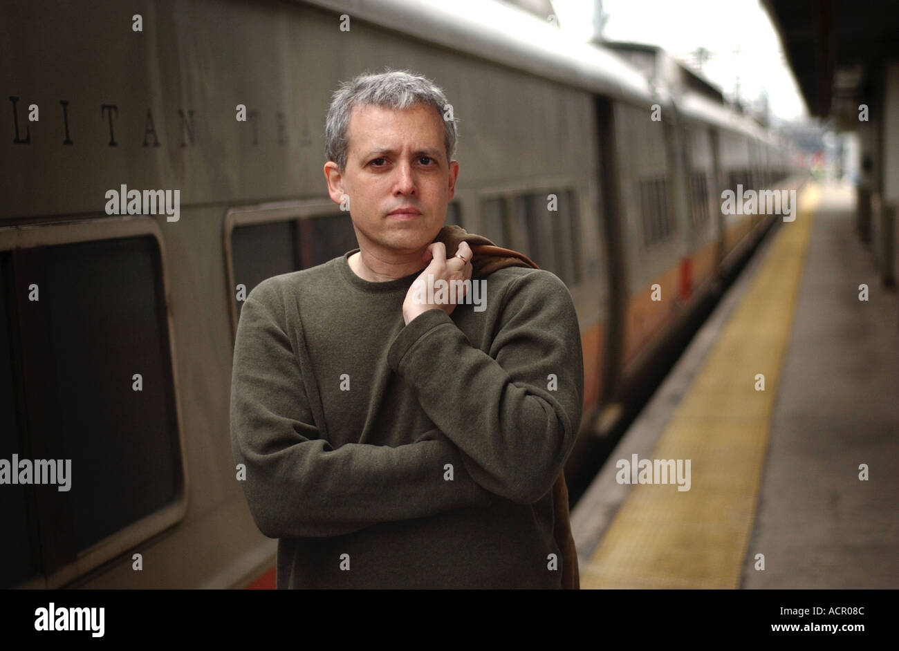 Dei premi Pulitzer drammaturgo Donald Margulies accanto a un treno in New Haven Connecticut USA Foto Stock