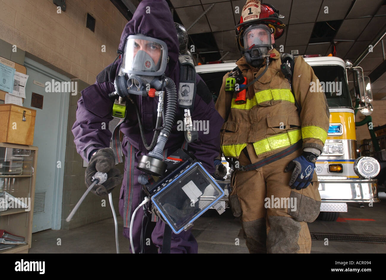 Vigile del fuoco con biohazard marcia di emergenza maschera e tuta Foto Stock