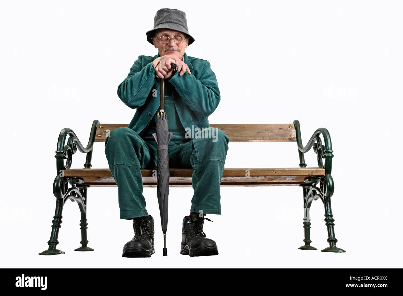 Il vecchio uomo seduto su un banco di lavoro Foto Stock