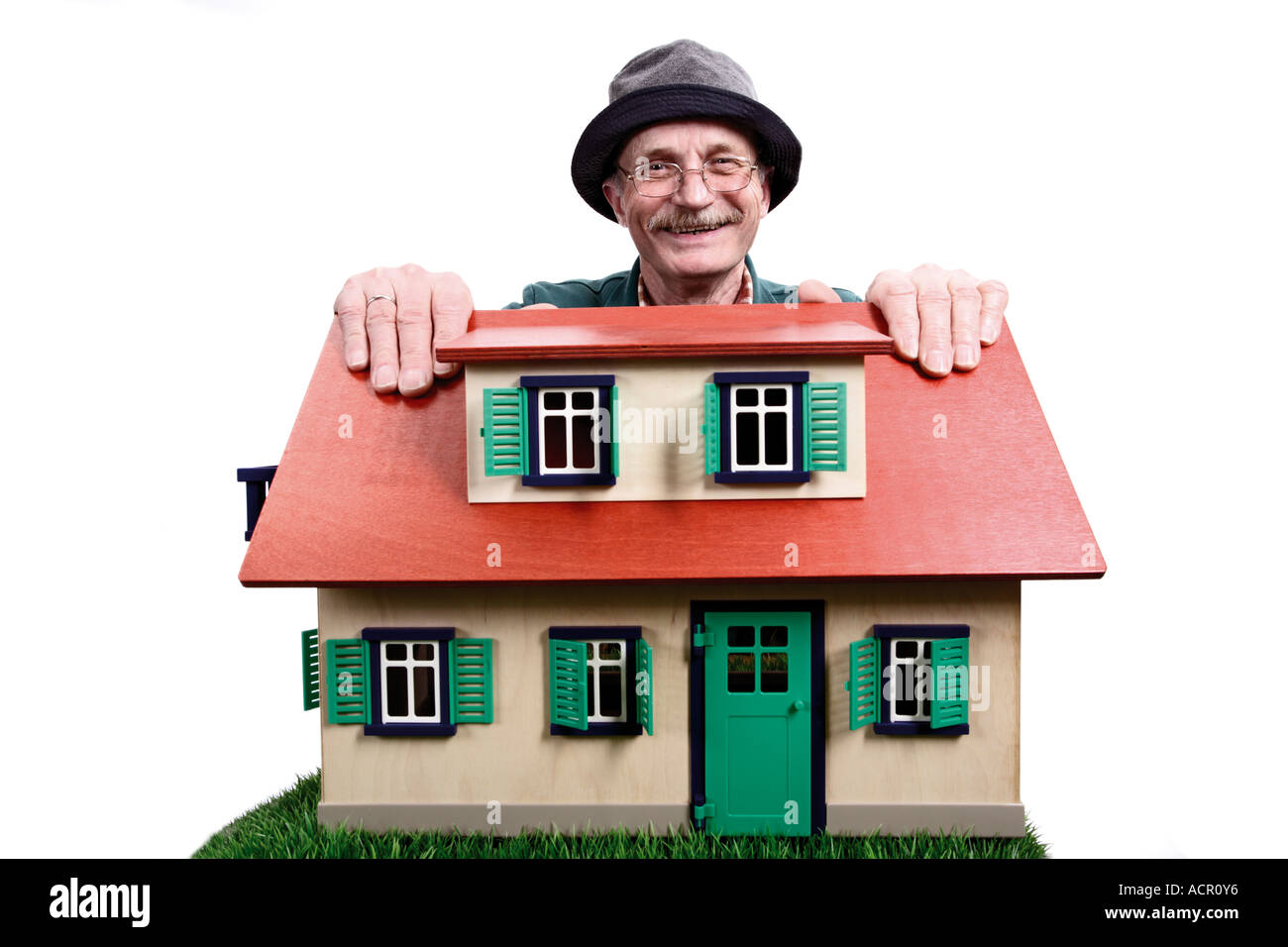 Il vecchio uomo con casa, orgoglioso proprietario di casa Foto Stock