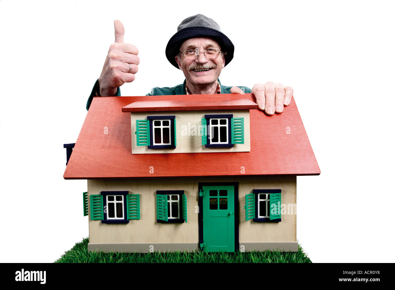 Il vecchio uomo con casa, orgoglioso proprietario di casa Foto Stock