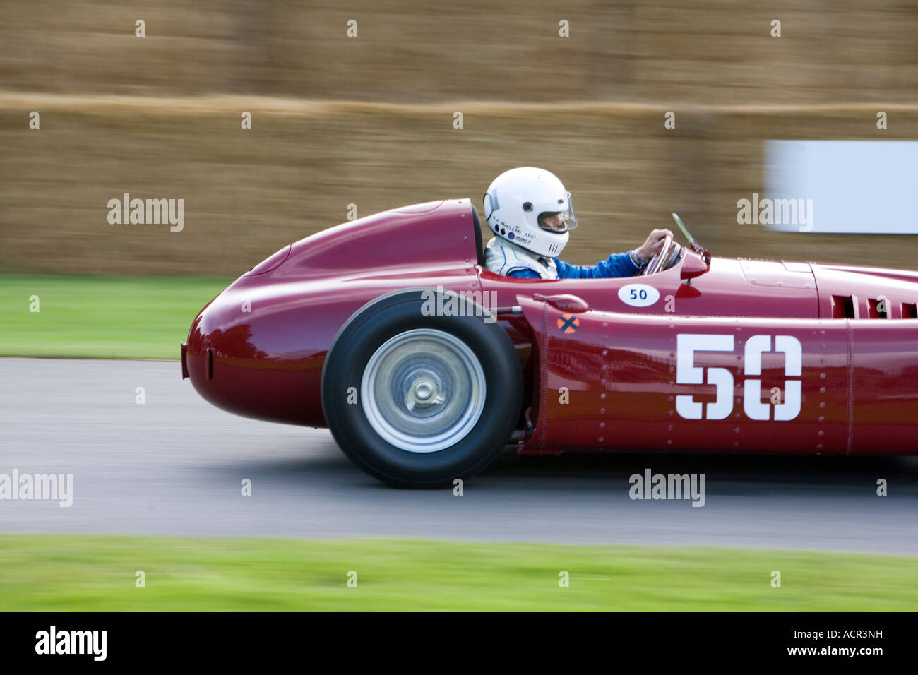 Classica una monoposto racing auto e autista in movimento Foto Stock
