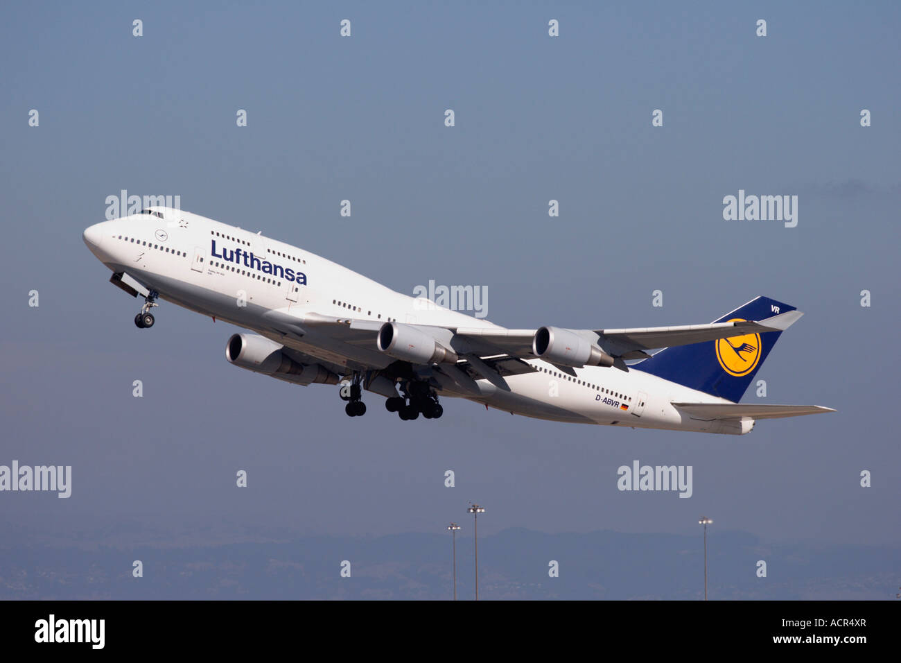 Le compagnie aeree Lufthansa 747 jumbo jet in decollo all'Aeroporto Internazionale di San Francisco Foto Stock