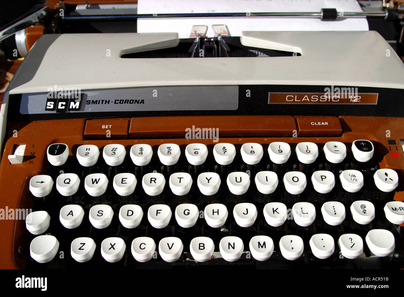 Tastiera macchina da scrivere su una vecchia macchina da scrivere Foto Stock