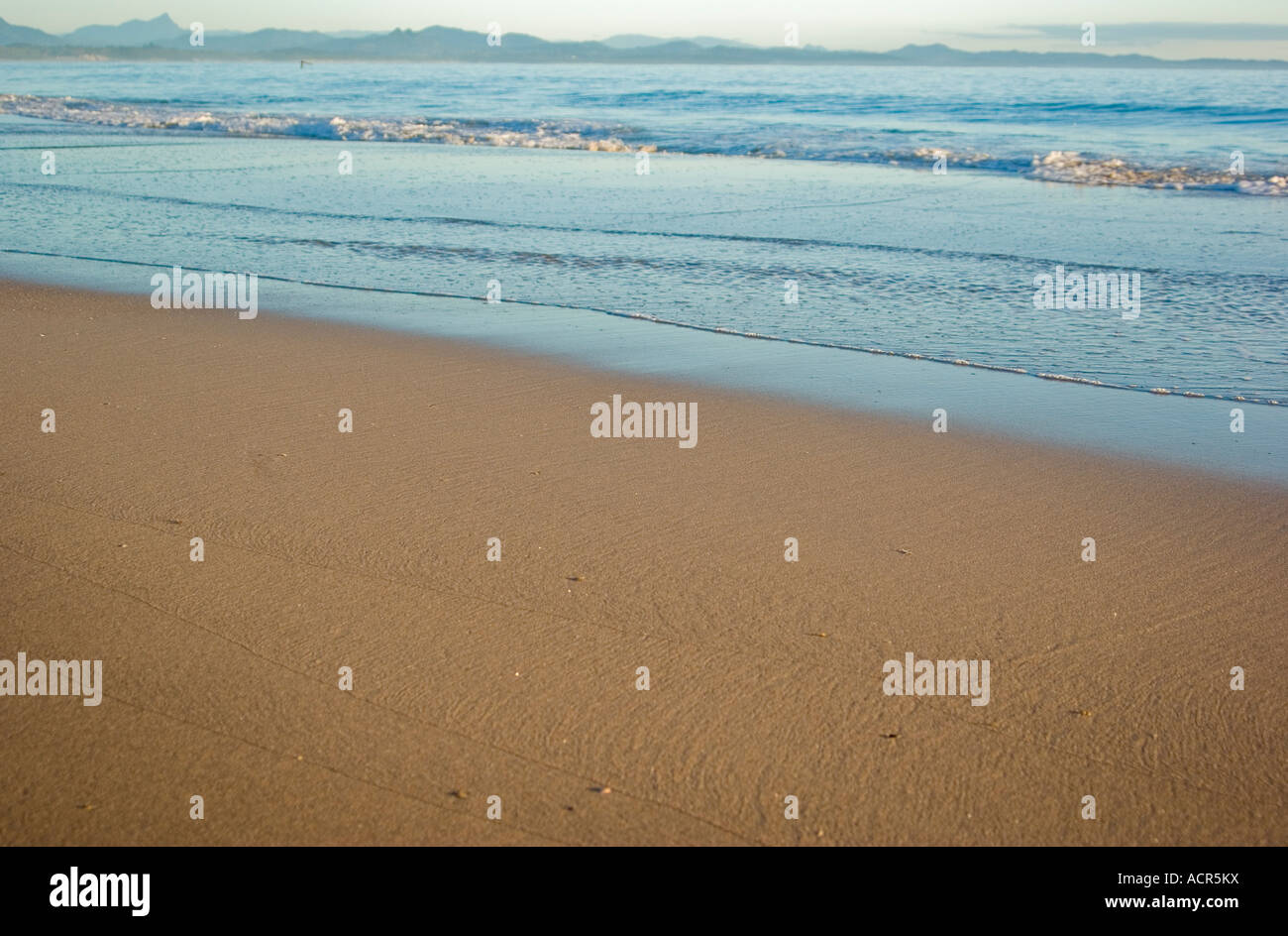 Una spiaggia molto bella scena con dolci onde raggiungere la sabbia Foto Stock
