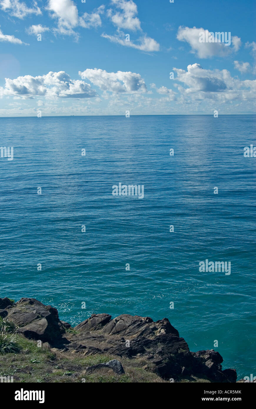 Immagine guardando fuori dalla costa all'orizzonte lontano in mare Foto Stock