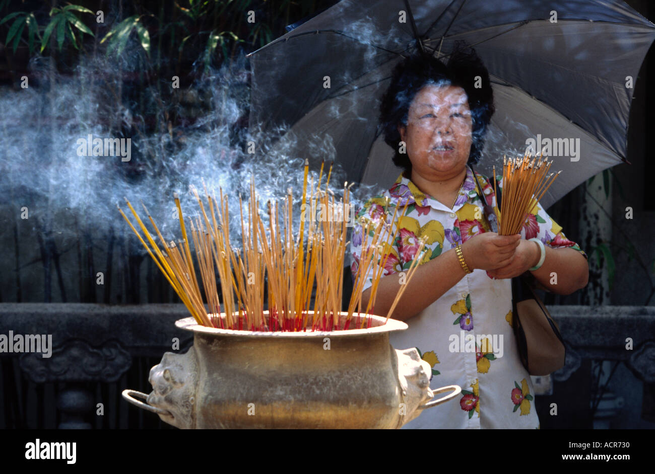 Pregando la Dama con l incenso 6 Wong Tai Sin Temple Kowloon Foto Stock