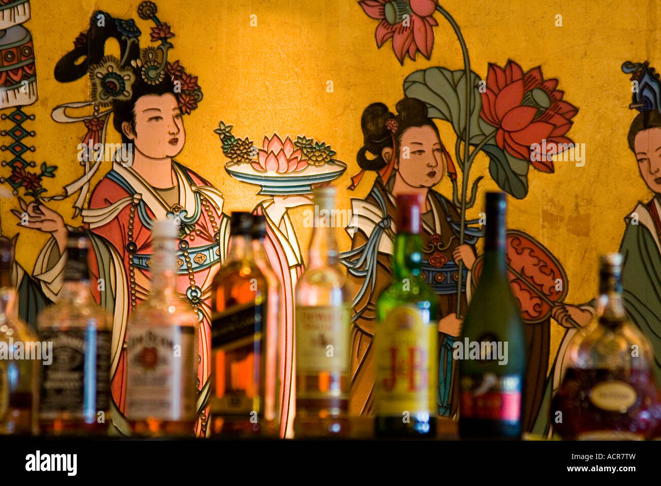Bottiglie di alcol Oriental Bar interno Ristorante Galleggiante Aberdeen Harbour Hong Kong Cina Foto Stock