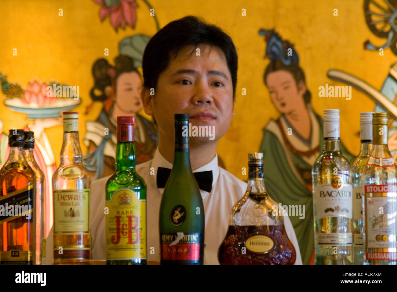 Barista bottiglie di alcol Oriental Bar interno Ristorante Galleggiante Aberdeen Harbour Hong Kong Cina Foto Stock