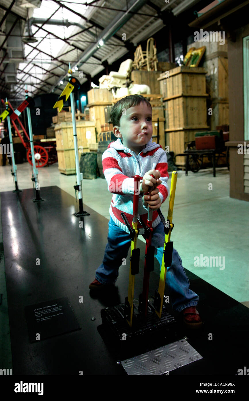 Piccolo Ragazzo Lewis all età di cinque anni di commutazione di pratiche di alcuni segnali di pratica Foto Stock