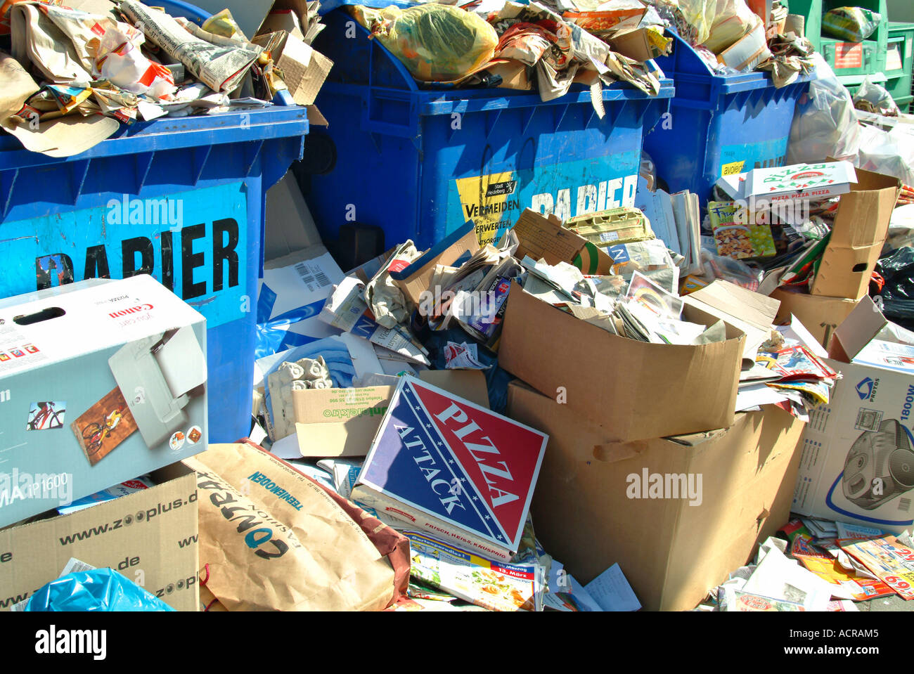 Angusti e contenitore per il riciclaggio della carta Überfüllter Altpapiercontainer Foto Stock