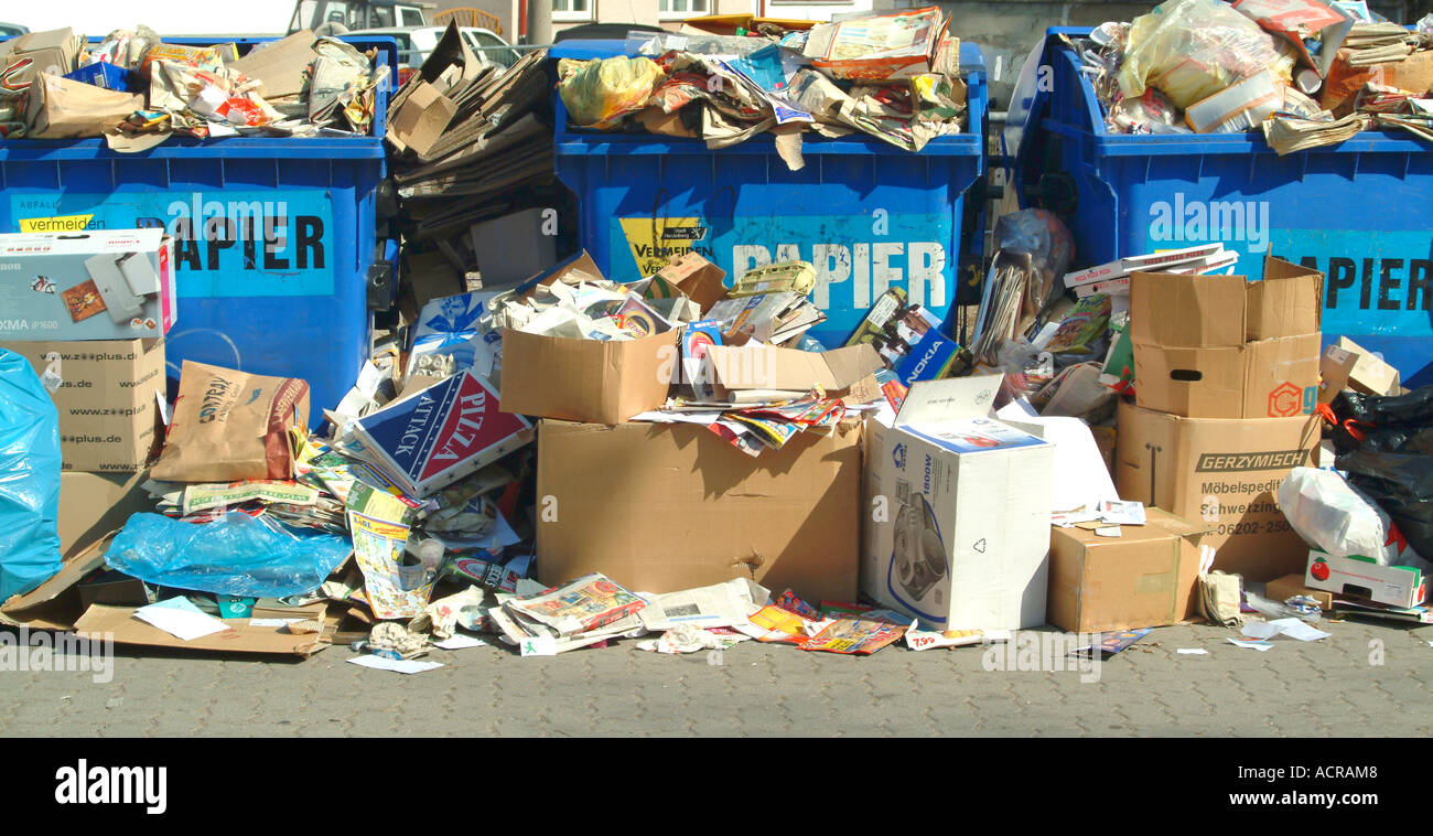 Angusti e contenitore per il riciclaggio della carta Überfüllter Altpapiercontainer Foto Stock