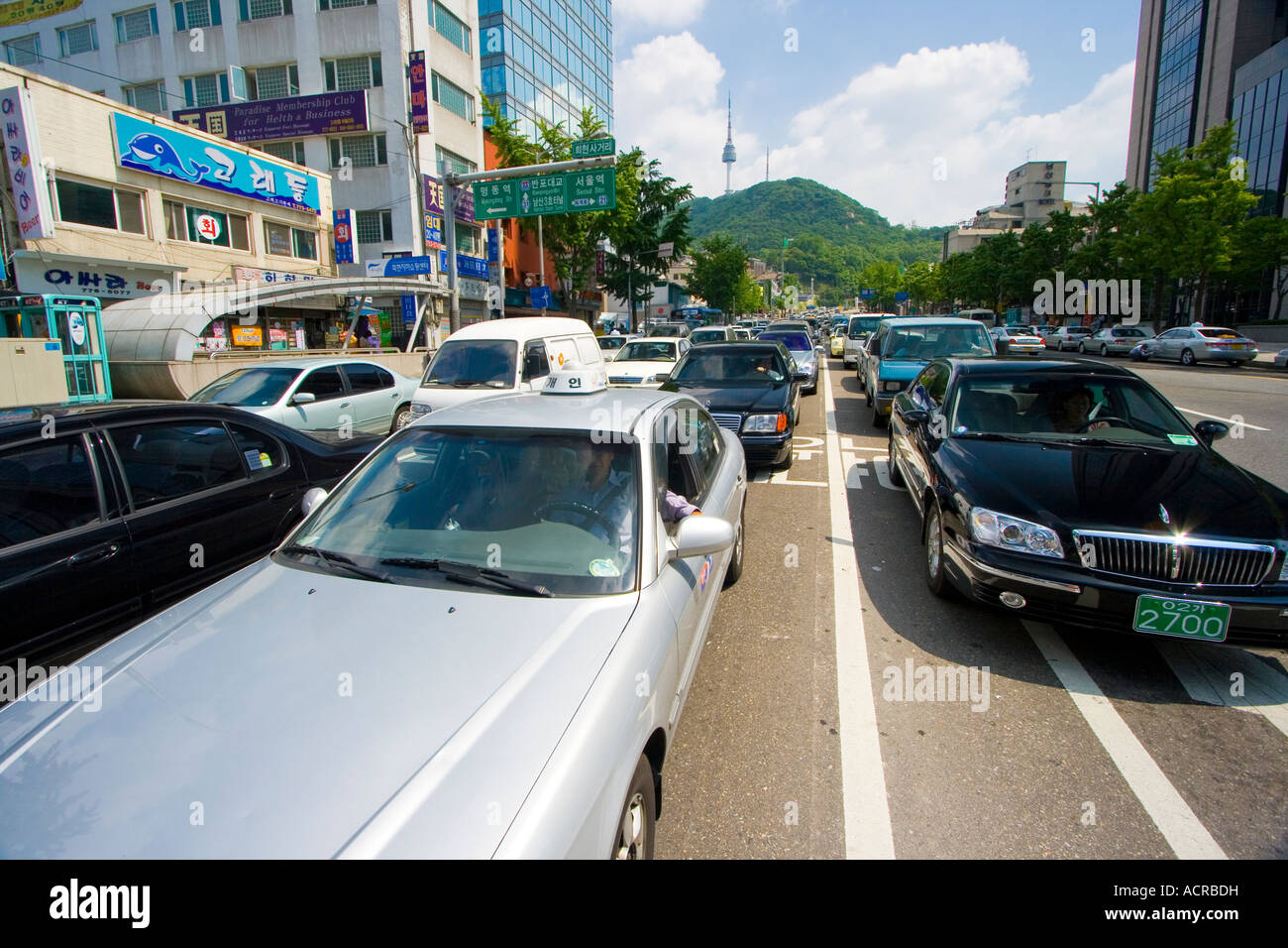 Traffico e Torre N Seoul Seoul COREA DEL SUD Foto Stock