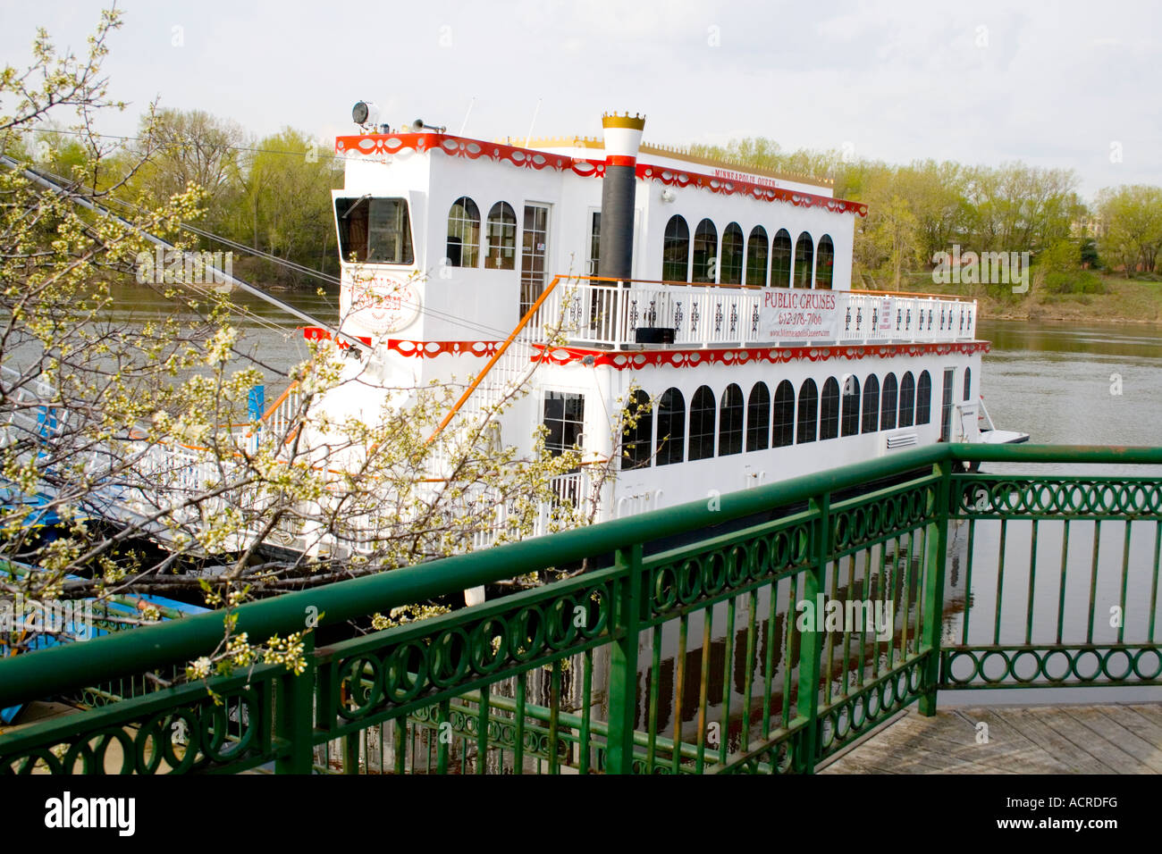 Minneapolis Regina paddlewheeler imbarcazione attraccata al boom Island Park sul Fiume Mississippi. Minneapolis Minnesota USA Foto Stock