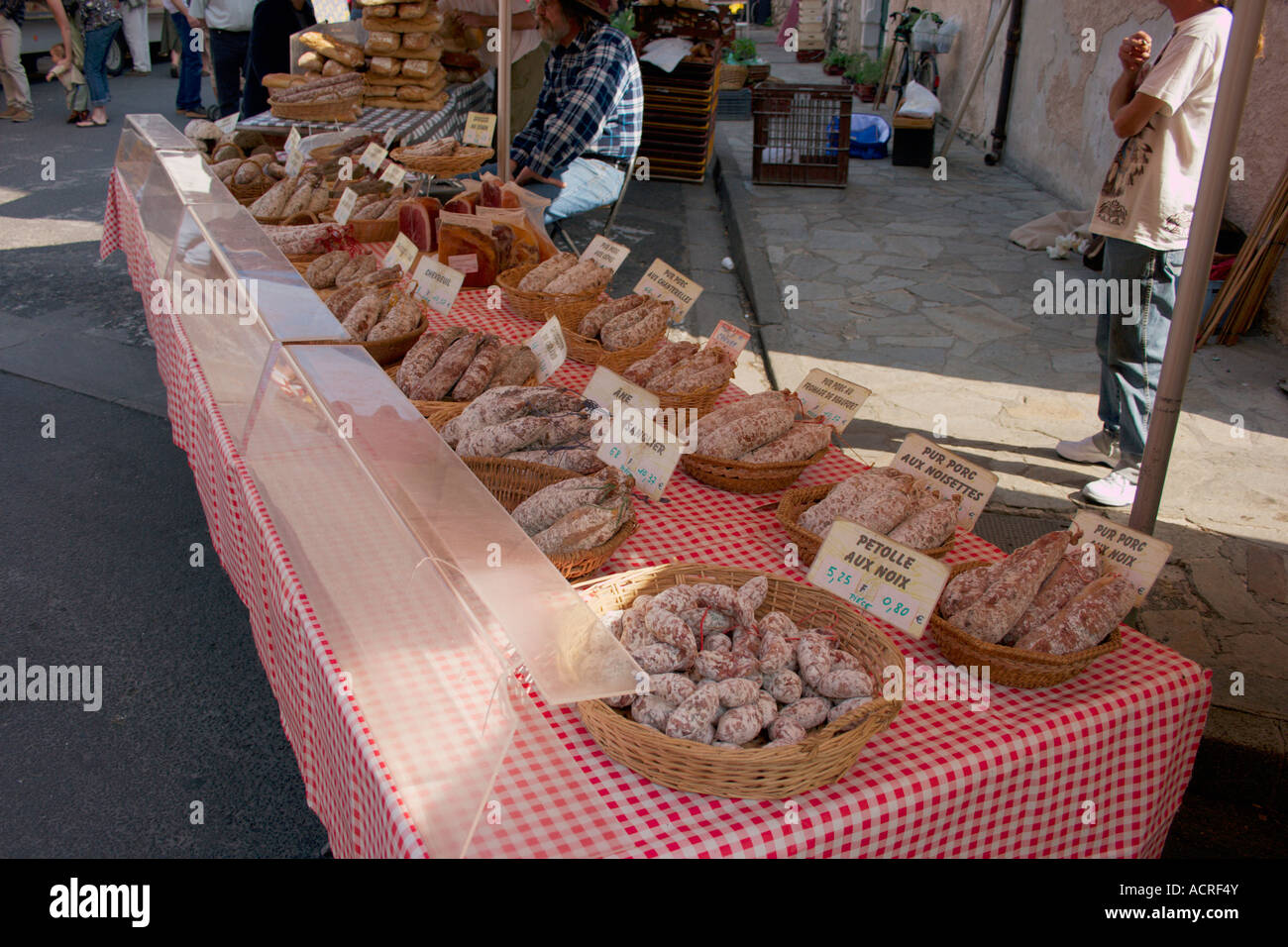 Varie salsiccia salsiccia secca per la vendita su un tipico mercato francese nel Sud della Francia. Foto Stock