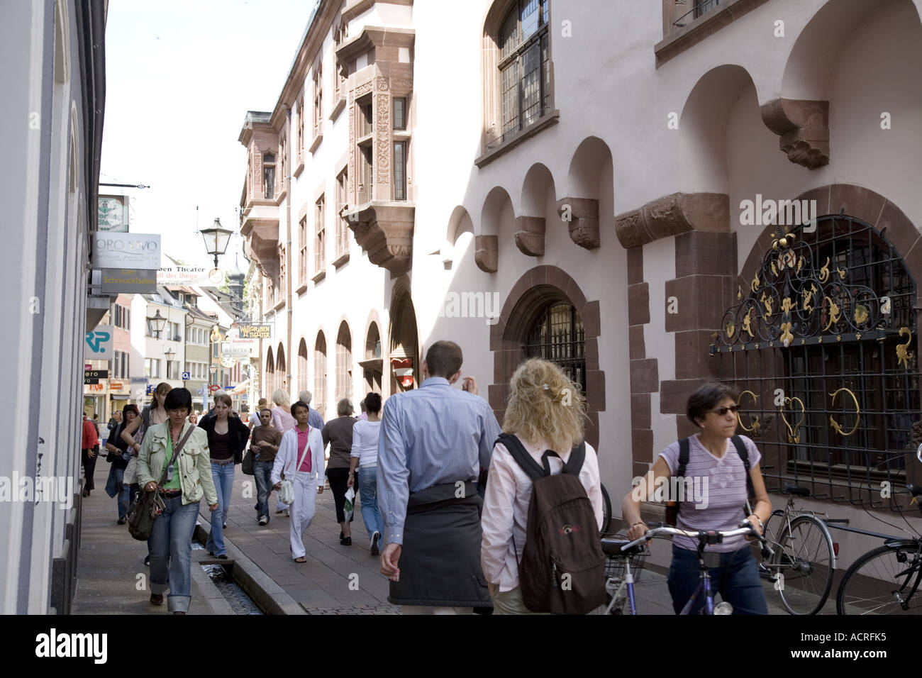 E Rathausgasse Bächle, Freiburg, Germania Foto Stock