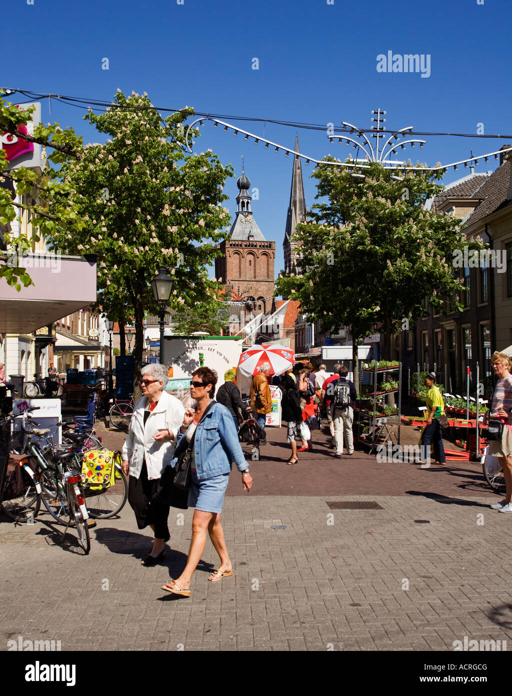 Strada principale sul giorno di mercato Culemborg Holland con la oude stadspoort binnenpoort in background Foto Stock