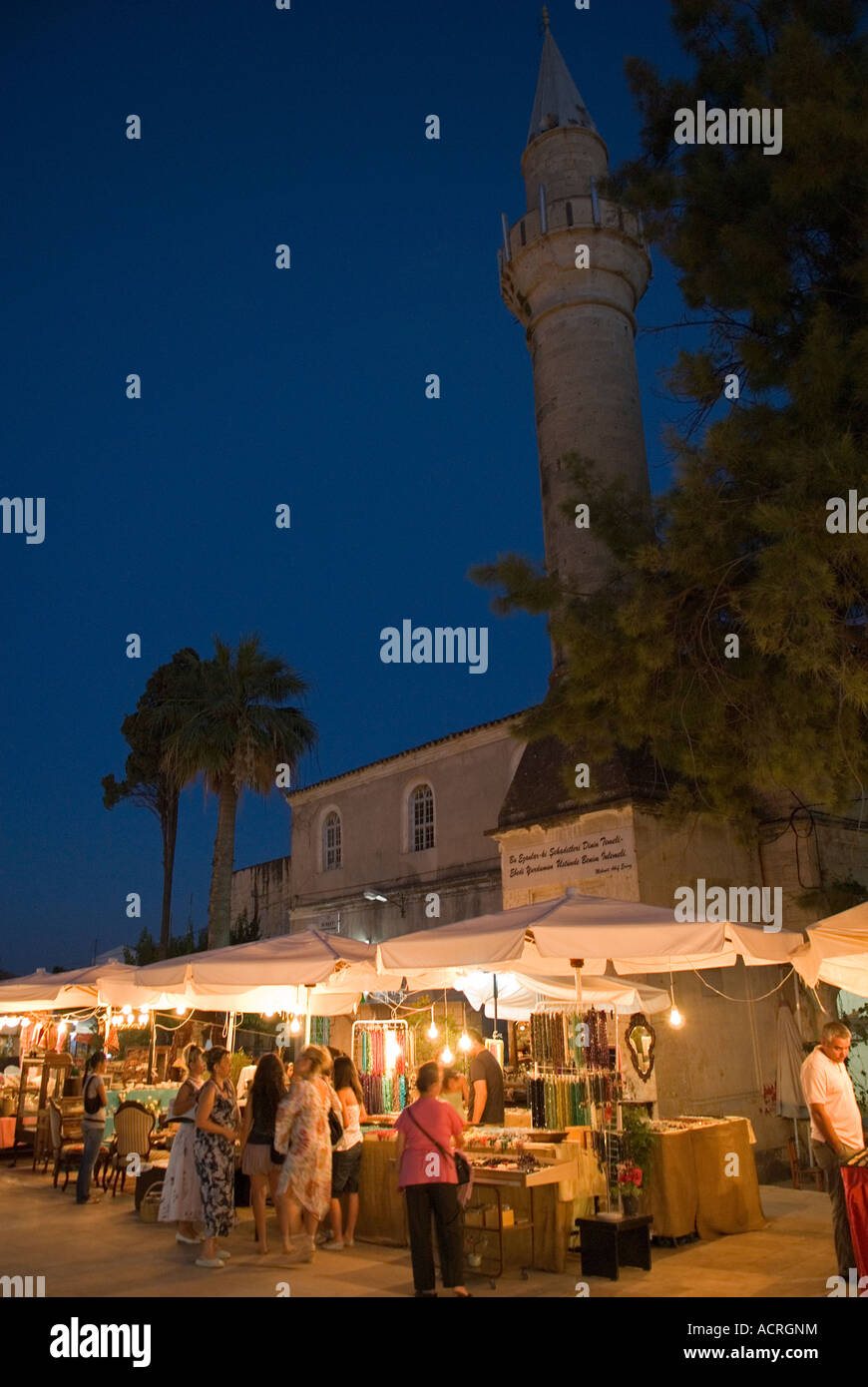 Mercato all'aperto e il minareto della moschea Alacati Izmir, Turchia. Foto Stock