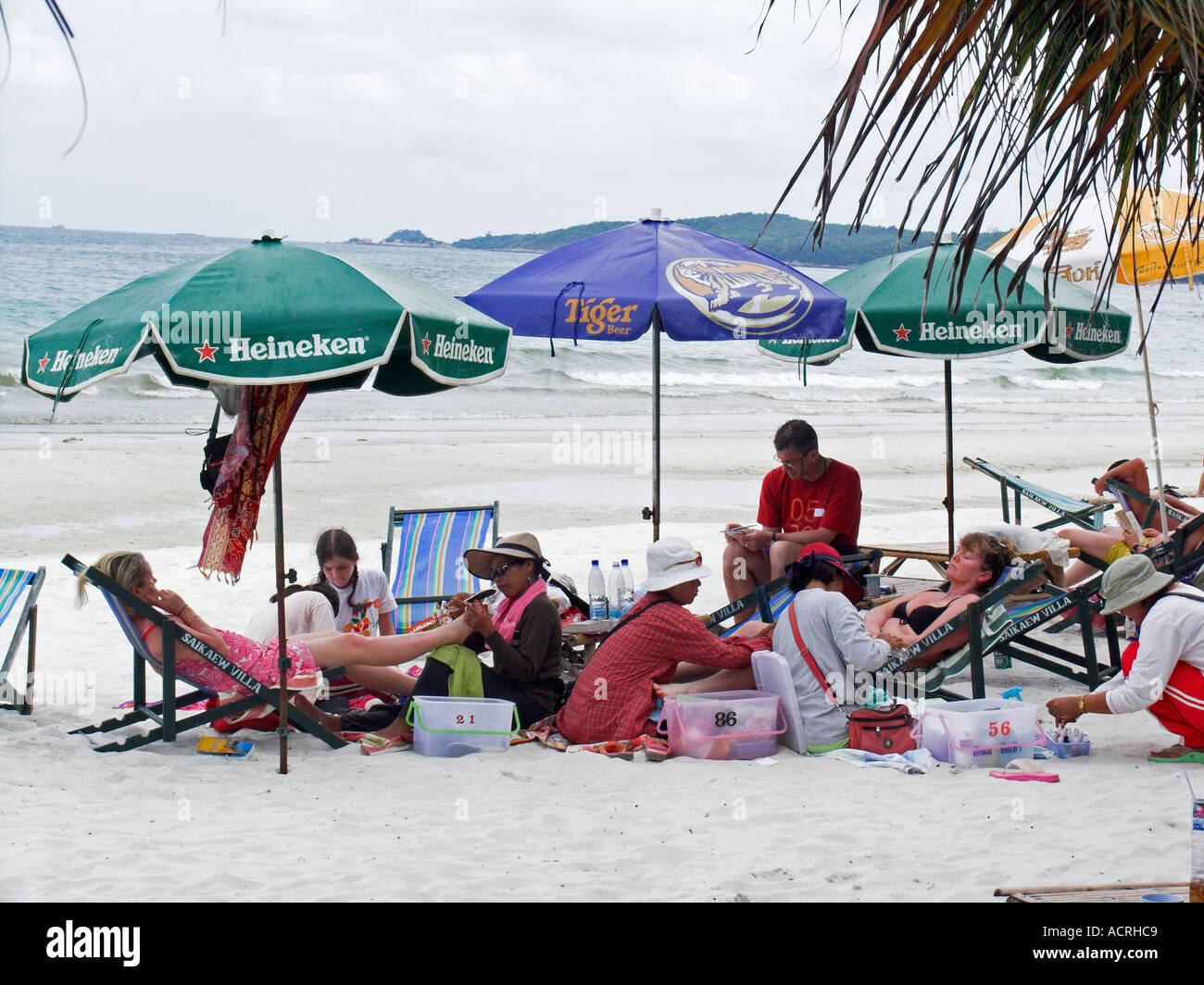 Manicure e pedicure per gruppo vacanze Ko Samet Thailandia Foto Stock