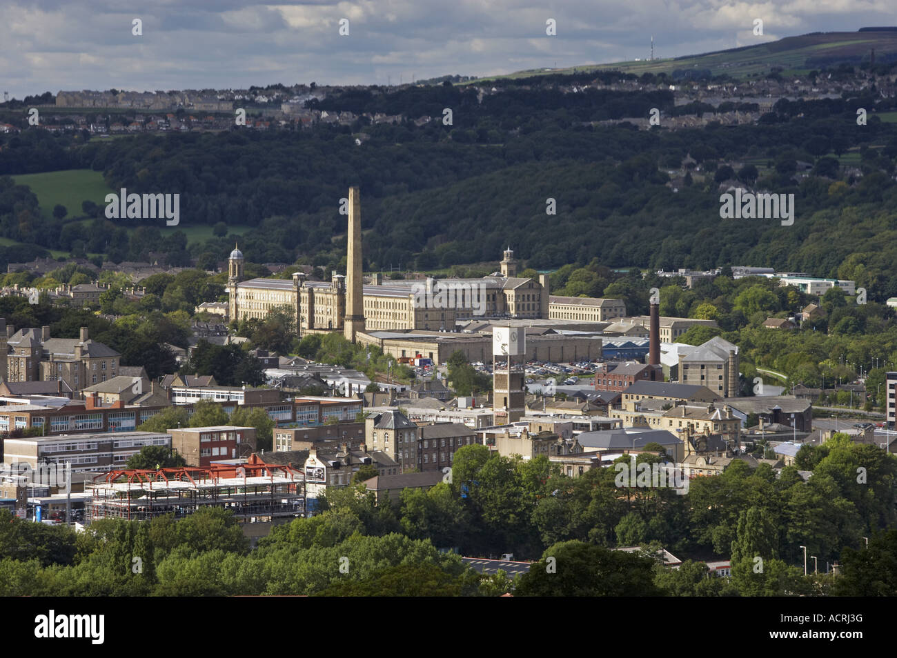 Storico e impressionante mulino vittoriano (galleria d'arte) nella valle dell'Aire, alto camino torreggiante sopra gli edifici - Salt Mill, Saltaire, Inghilterra, GB, UK. Foto Stock