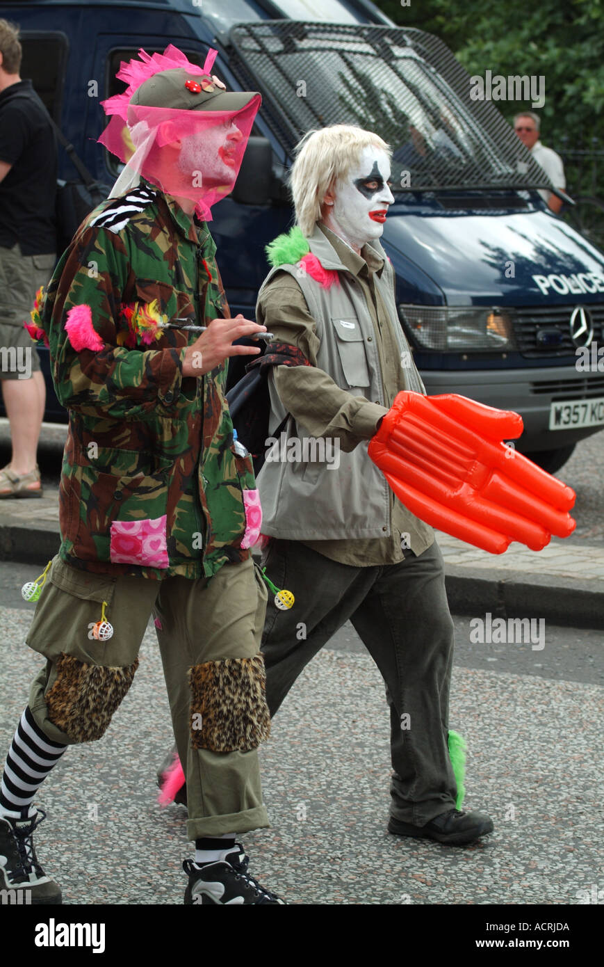 Due membri del Clandestino di ribelli insorti Clown Army marciando verso Princes Street, Edimburgo, Scozia, Regno Unito Foto Stock