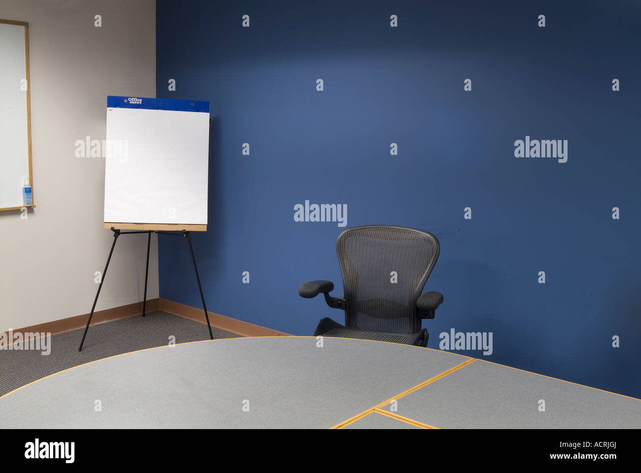 Conferenza vuota la sedia da ufficio Tavola Carta Pad White board camera Foto Stock