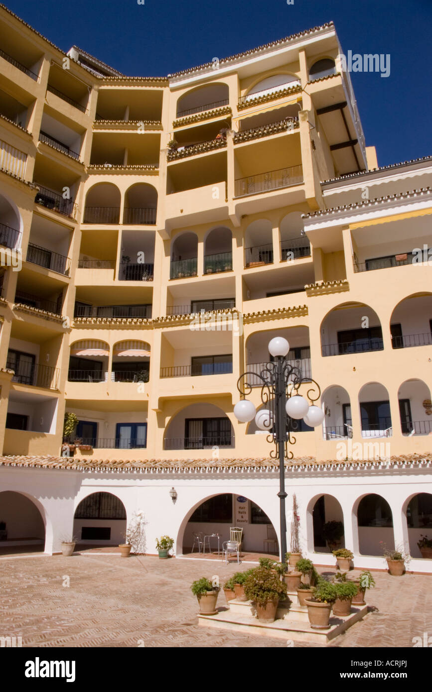 Il balcone di ogni camera ad appartamenti a Puerto Cabopino Andalusia Spagna su un soleggiato inverni giorno Foto Stock