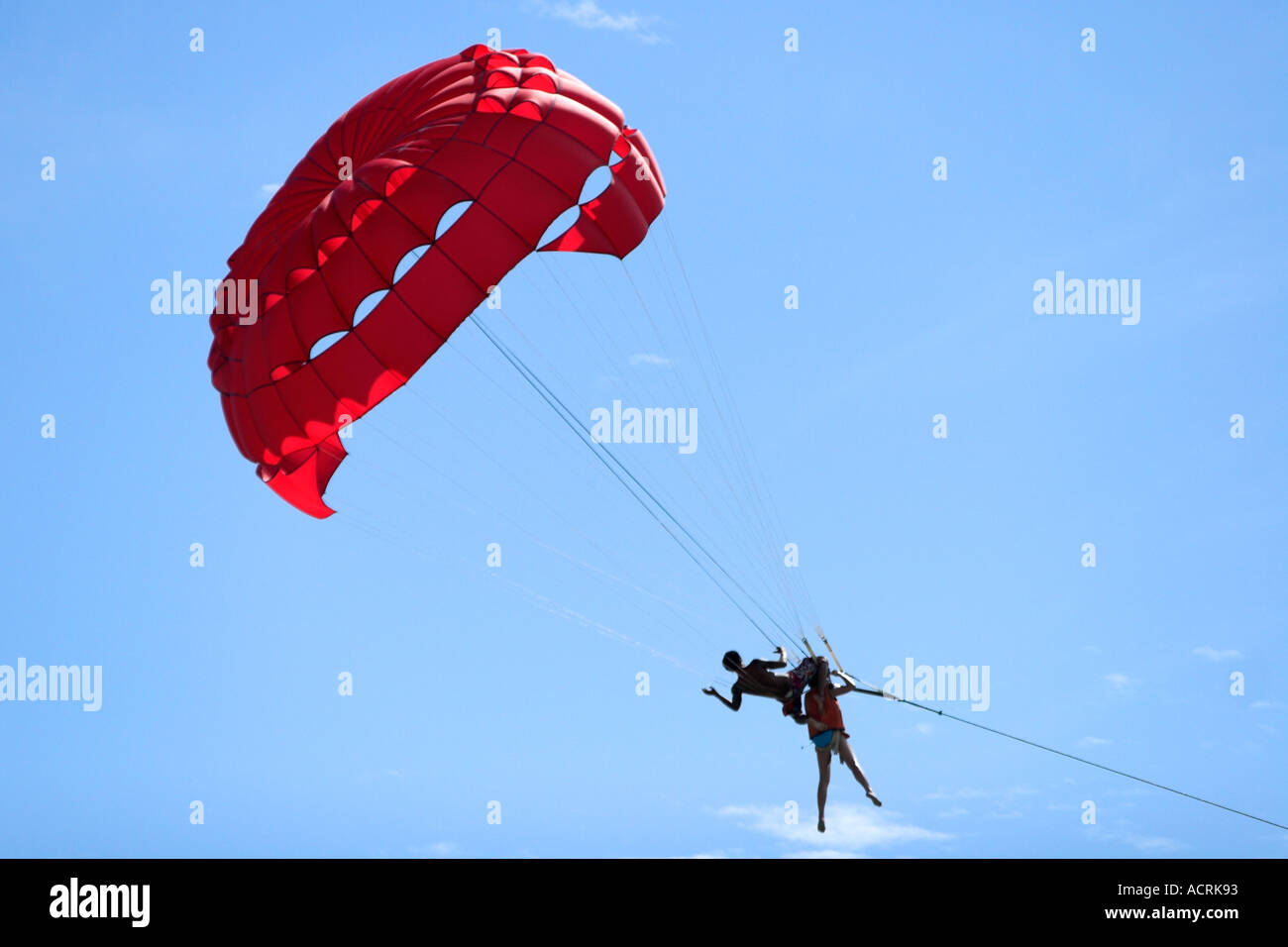 Istruttore parasailing con flier Patong Beach dopo lo tsunami isola di Phuket Thailandia Foto Stock