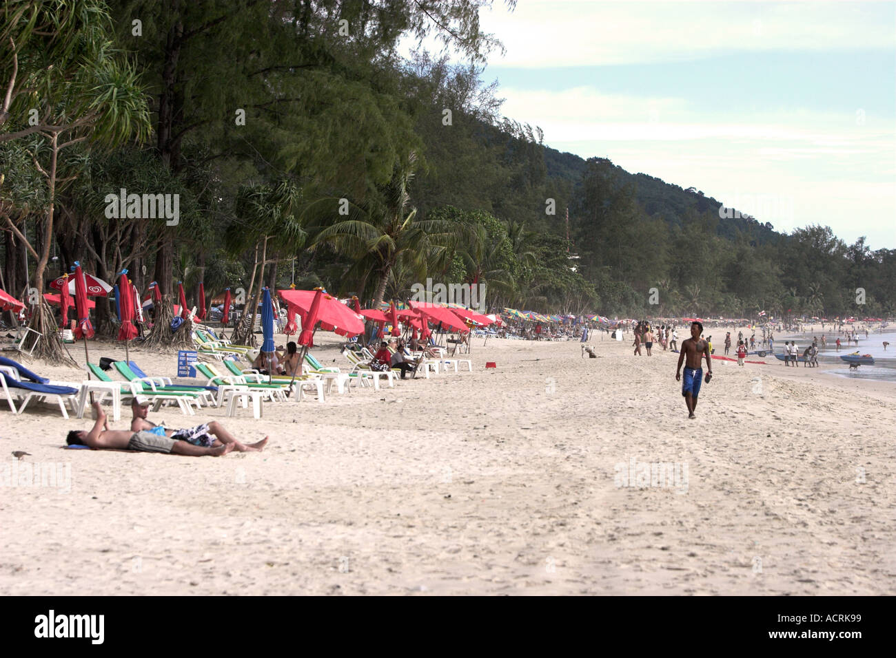 Dopo lo tsunami Patong Beach è pulito ma tranquilla isola di Phuket Thailandia Foto Stock