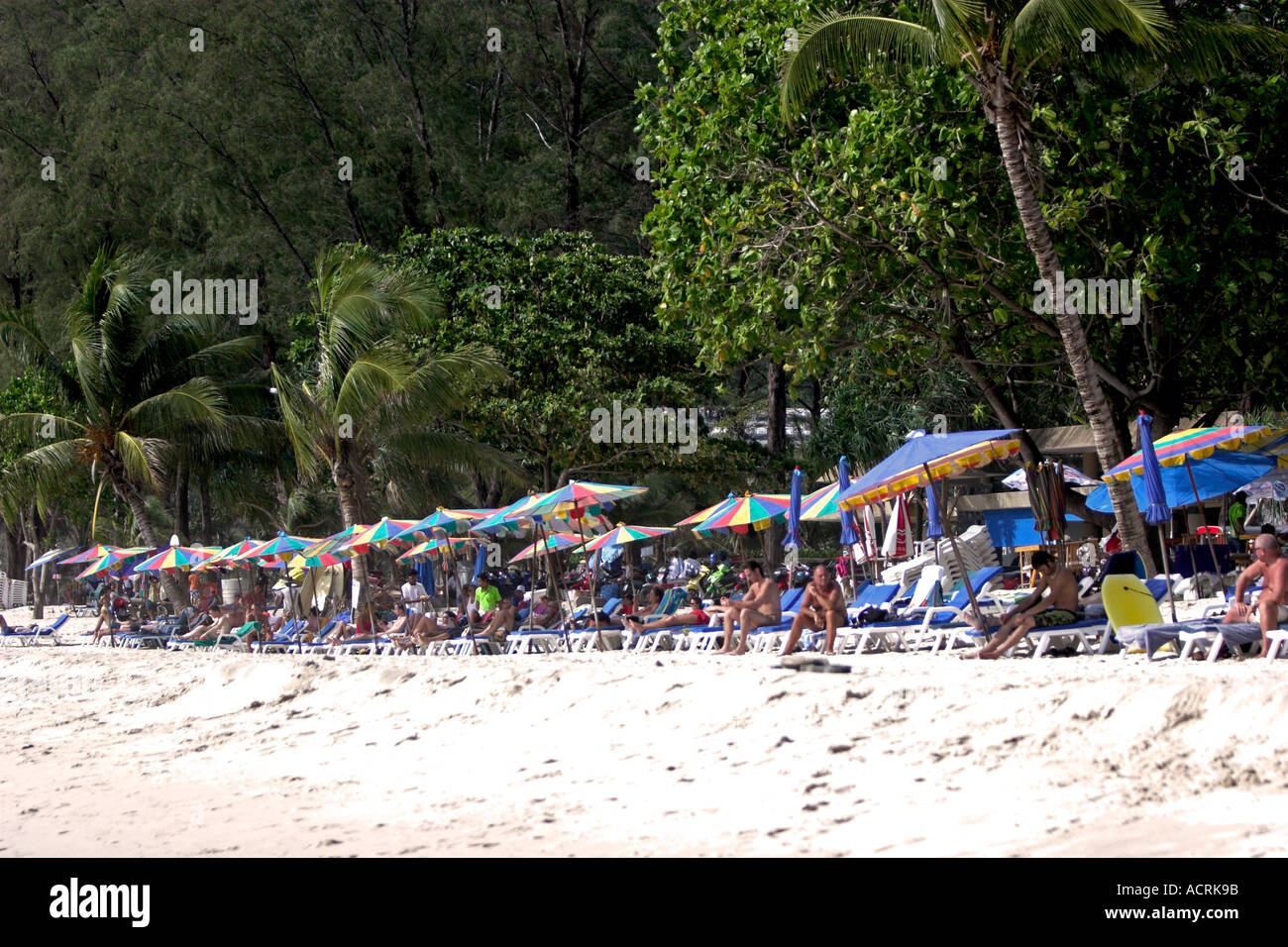 I visitatori tornano a Patong Beach dopo lo tsunami isola di Phuket Thailandia Foto Stock