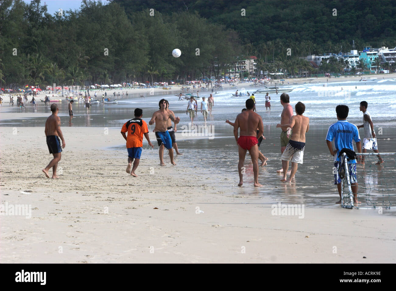 Il calcio sulla spiaggia di Patong dopo lo tsunami isola di Phuket Thailandia Foto Stock