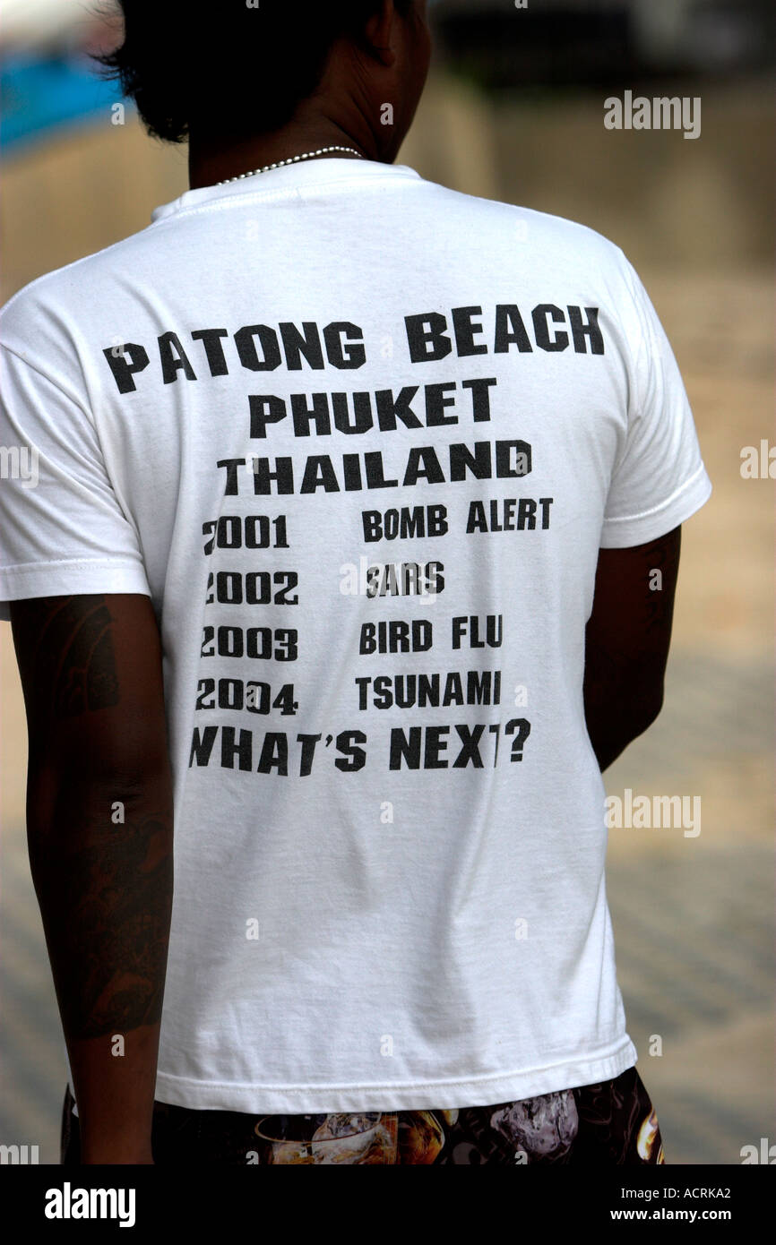 Tsunami T shirt Patong Beach sull'isola di Phuket Thailandia Foto Stock