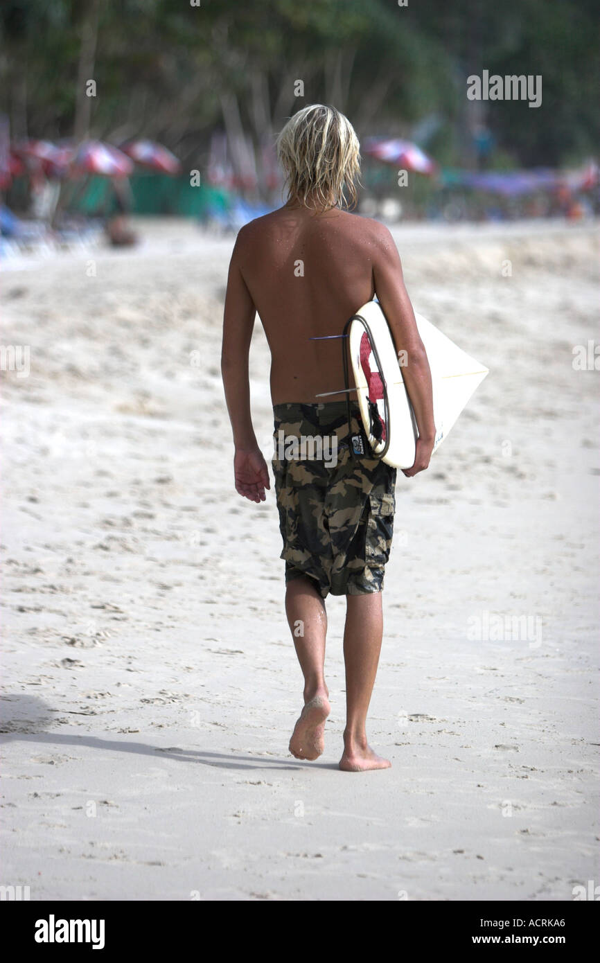 Surfer passeggiate con scheda Patong Beach dopo lo tsunami isola di Phuket Thailandia Foto Stock