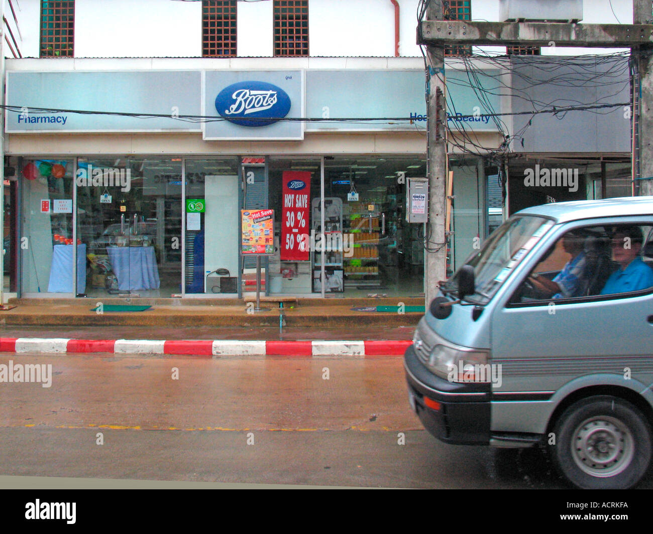 Stivali farmacia aperta a Patong Beach dopo lo tsunami isola di Phuket Thailandia Foto Stock