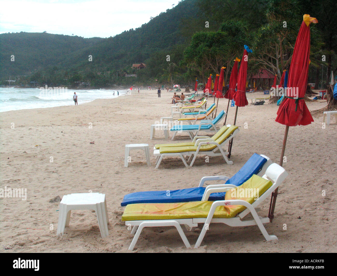 Ombrelli ripiegati e svuotare i lettini prendisole sulla tranquilla spiaggia di Patong dopo lo tsunami isola di Phuket Thailandia Foto Stock