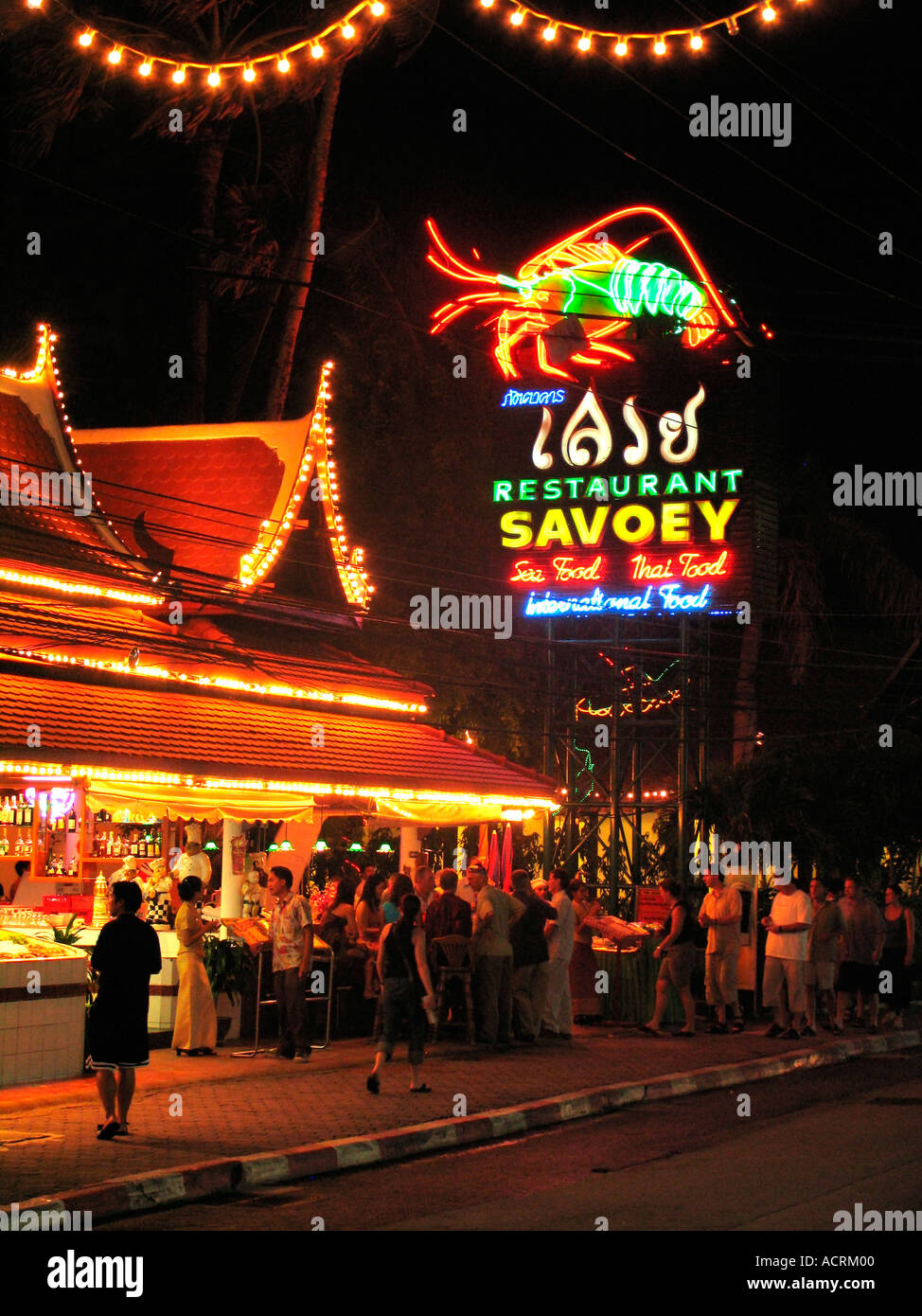 Occupato ristorante di pesce e frutti di mare sulla spiaggia di Patong Phuket Isola dopo lo tsunami Thailandia Foto Stock