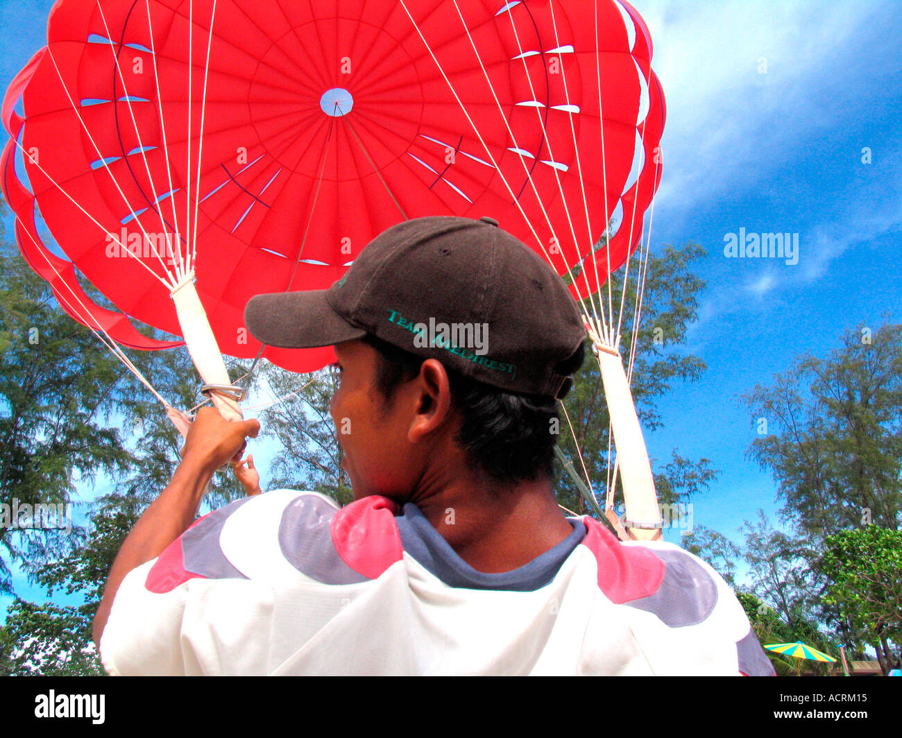 Giovane uomo si prepara per parasail decollare Patong Beach sull'isola di Phuket dopo lo tsunami Thailandia Foto Stock