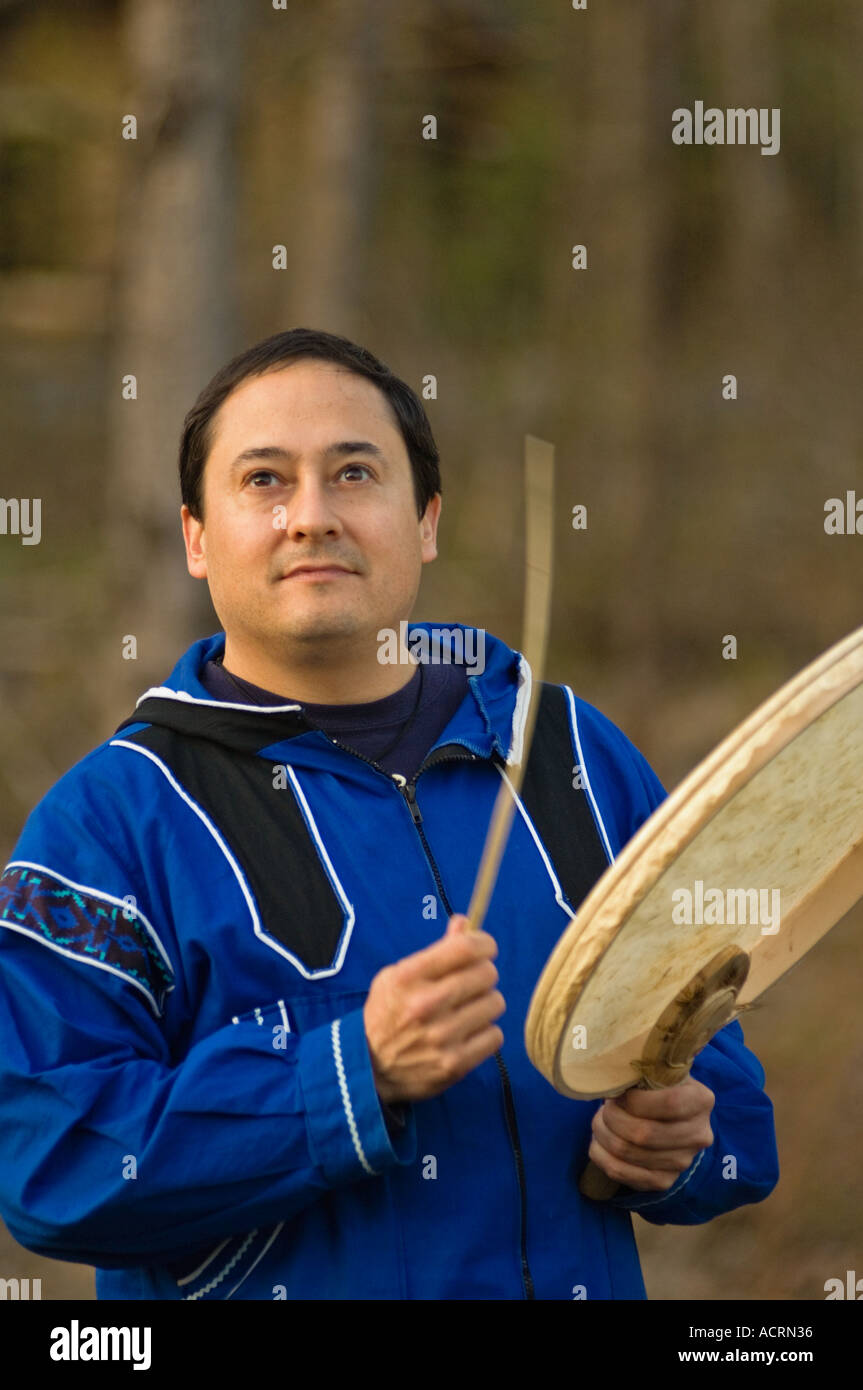 Loren Anderson della cultura Alutiiq dimostrando un tamburo Cauyaq in Alaska Native Heritage Centre Anchorage in Alaska Foto Stock