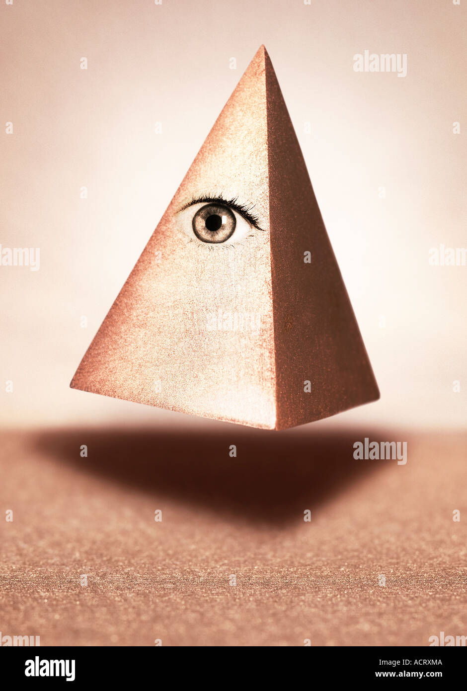 Occhio nella piramide flottante Foto Stock