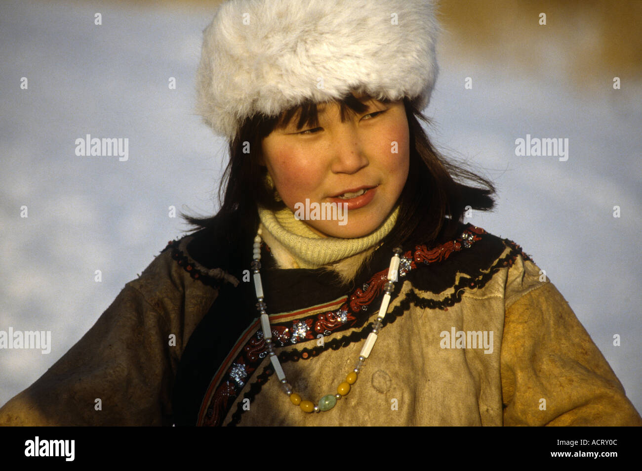 Un dancing girl Elunchun Heilongjiang Cina Foto Stock