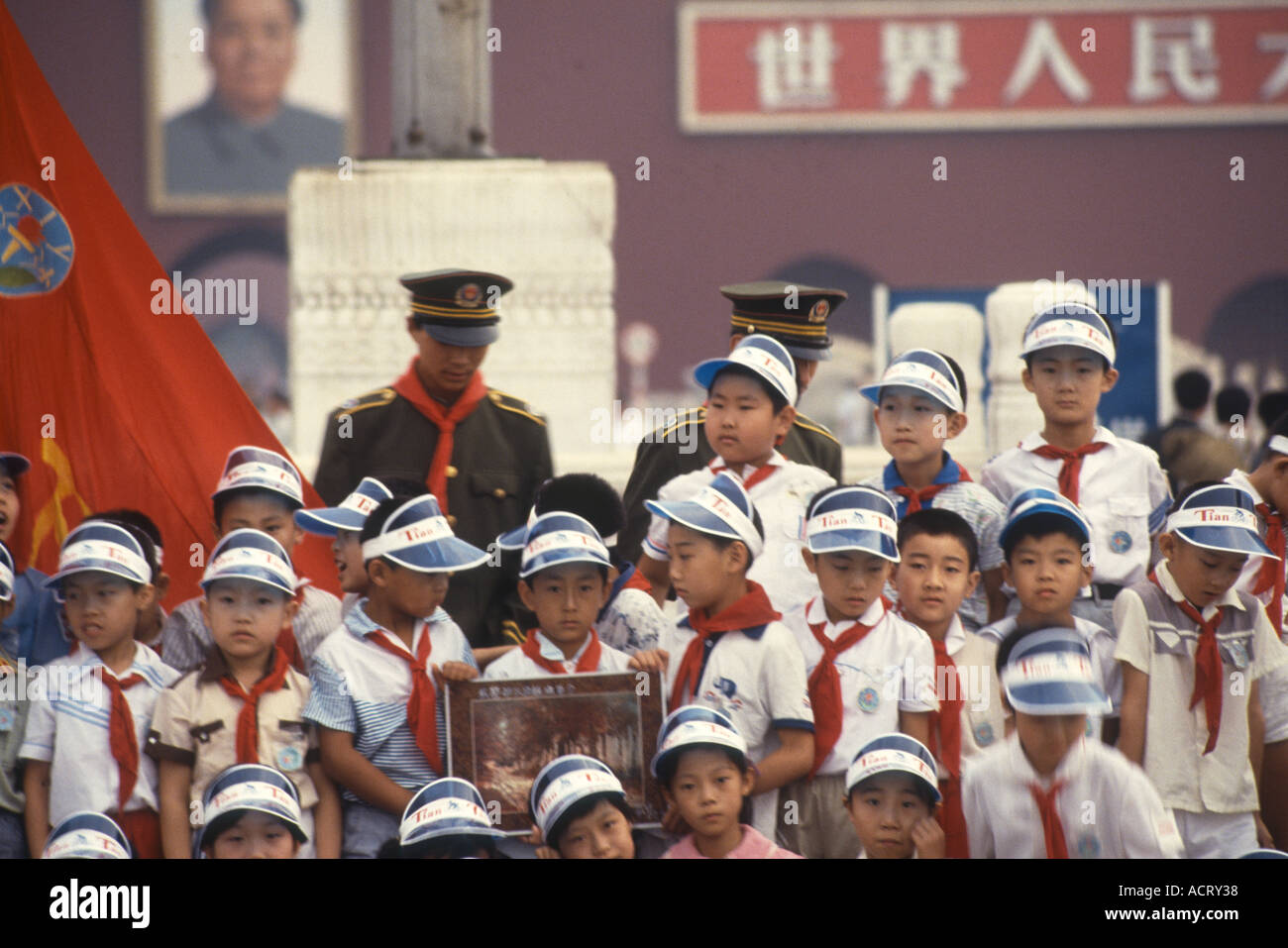 Studenti primari in visita a Piazza Tiananmen Pechino CINA Foto Stock